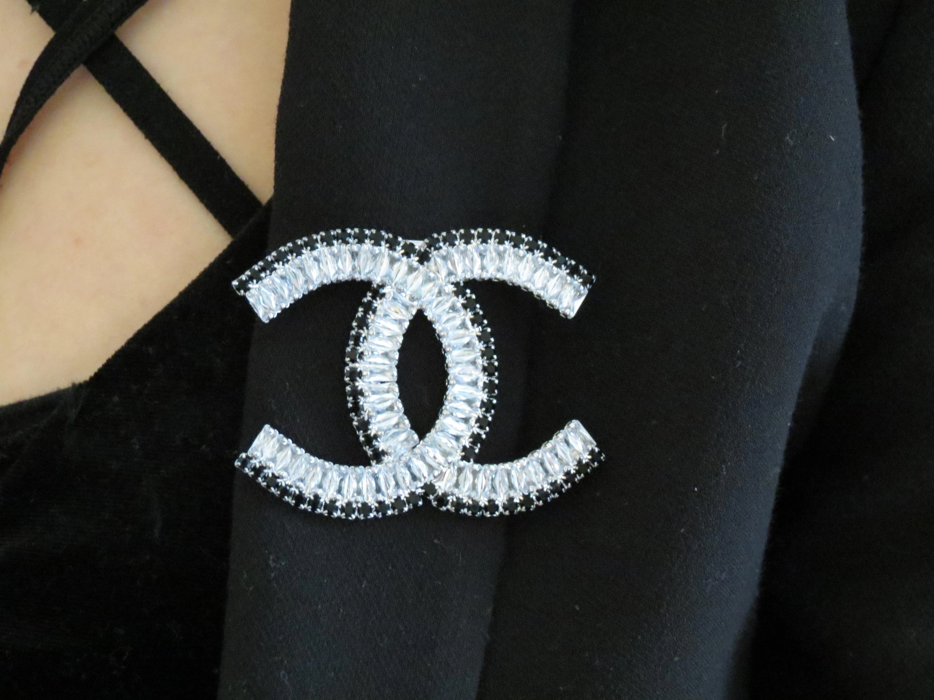 Kadın CC Harf CC Marka Model Siyah & Beyaz Kristal Zirkon Taşlı Gümüş Kaplama Yaka İğnesi Broş