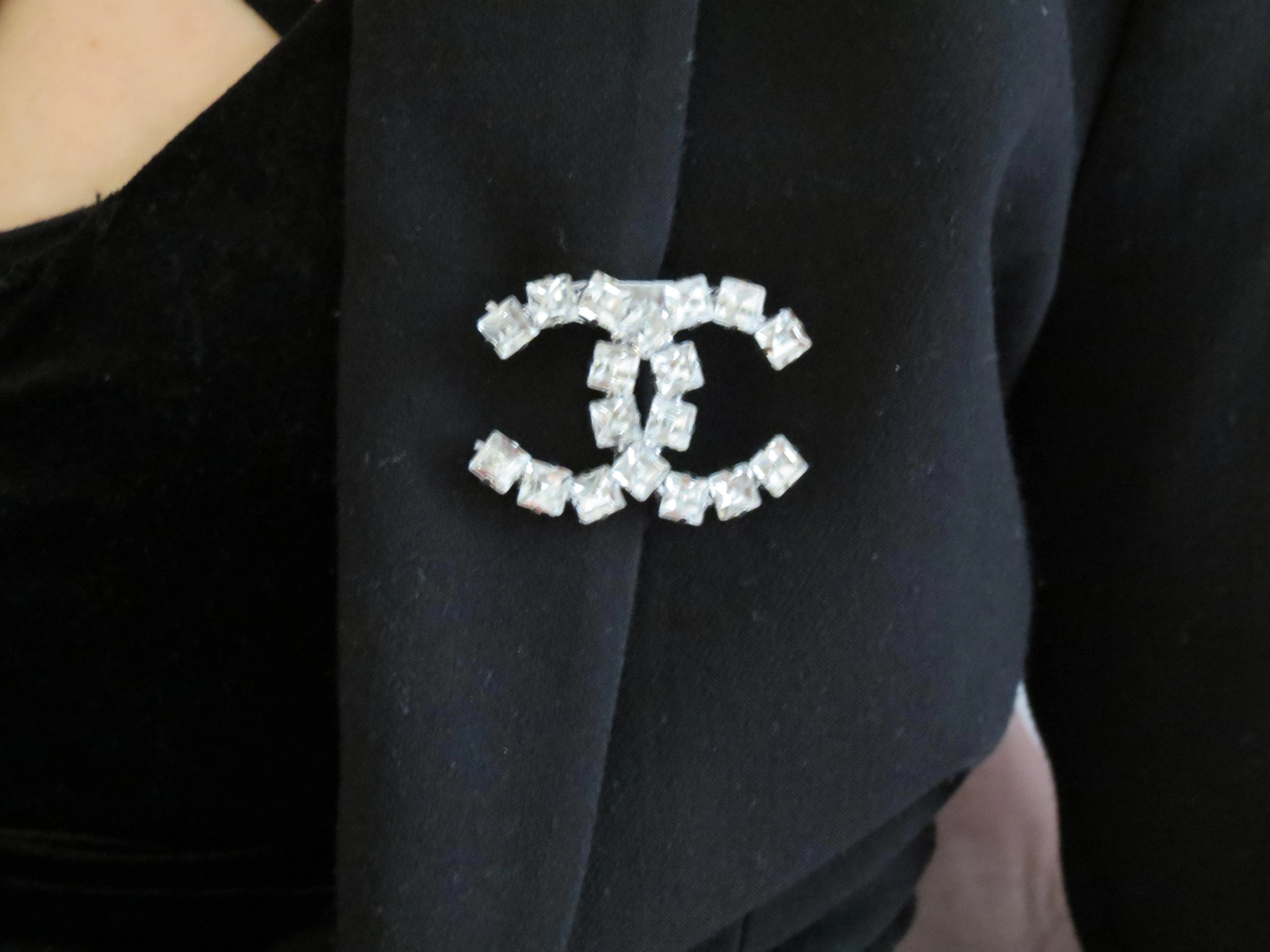 Kadın CC Harf CC Marka Model Kare Kristal Zirkon Taşlı Gümüş Kaplama Zarif Yaka İğnesi Broş
