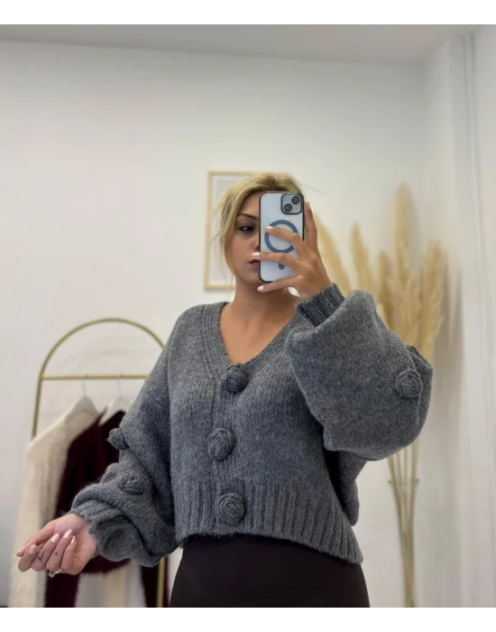 Gri Popcorn Örgü Kısa Kadın Hırkası – V Yaka Ponpon Düğmeli Crop Model