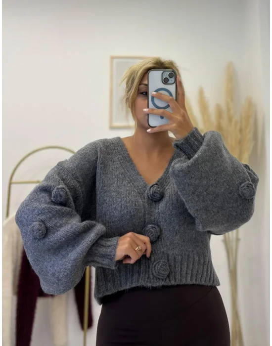 Gri Popcorn Örgü Kısa Kadın Hırkası – V Yaka Ponpon Düğmeli Crop Model