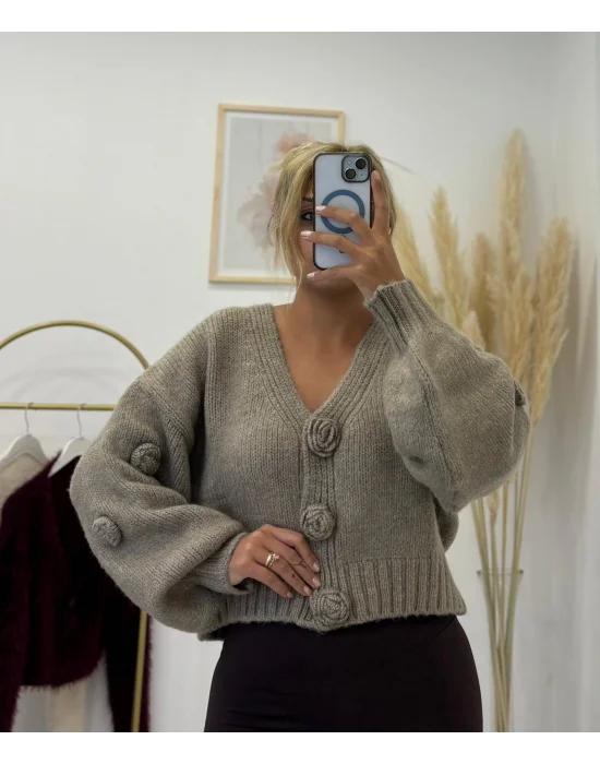 Büyük Ponponlu Bej Crop Hırka – V Yaka Örgü Kazak