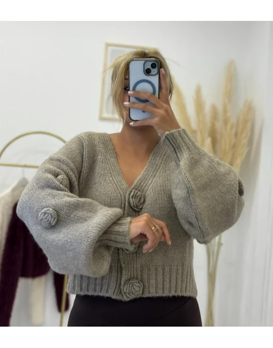 Büyük Ponponlu Bej Crop Hırka – V Yaka Örgü Kazak