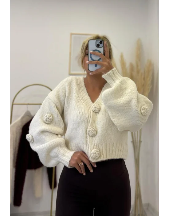 Büyük Ponponlu Ekru Crop Hırka – V Yaka Örgü Kazak