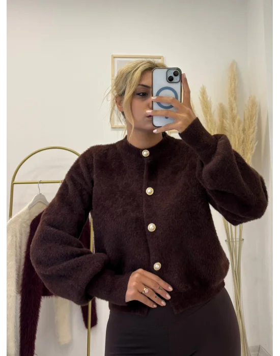 İnci Düğmeli Balon Kollu Yumuşak Tüylü (Fuzzy) Triko Hırka - Koyu Kahve