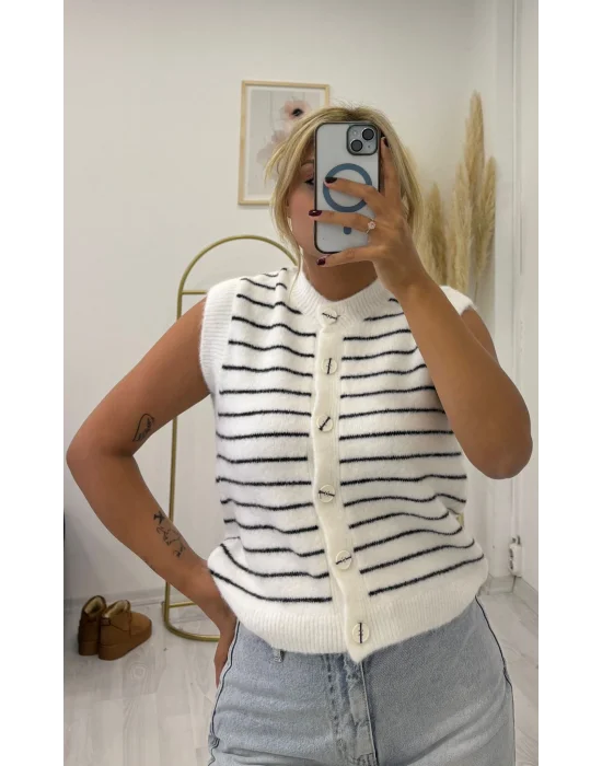 Çizgili Düğmeli Örme Yelek