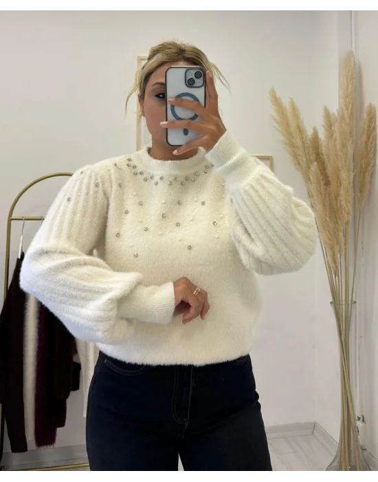 İnci ve Taş İşlemeli Balon Kollu Yumuşak Tüylü (Fuzzy) Triko Kazak - Krem/Beyaz