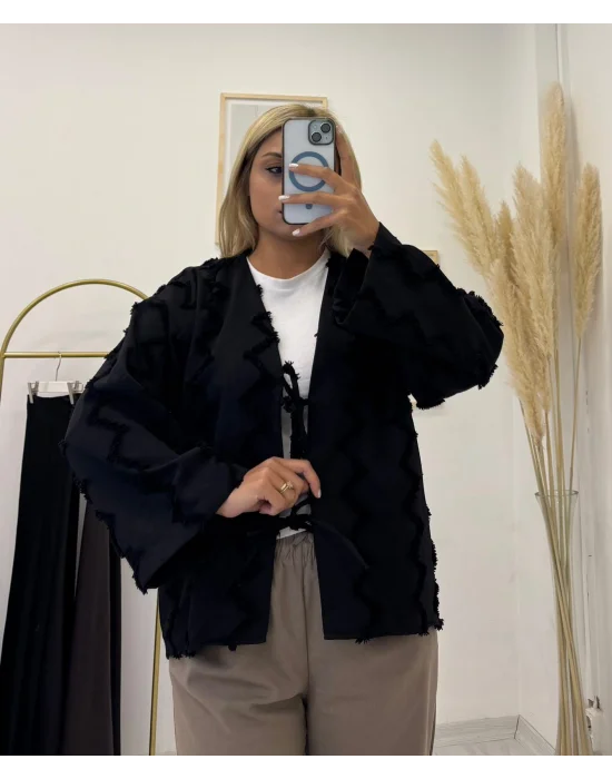 Siyah Zigzag Applikasyonlu İpli Kısa Ceket Hırka