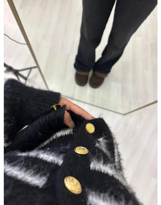 Siyah Beyaz Çizgili Tüylü Hırka