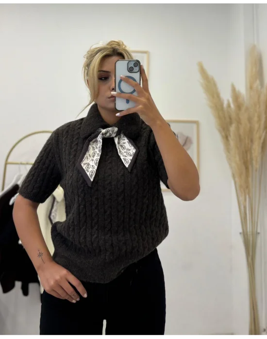 Kısa Kollu Fularlı Örgü Desenli Polo Yaka Triko - Koyu Kahverengi