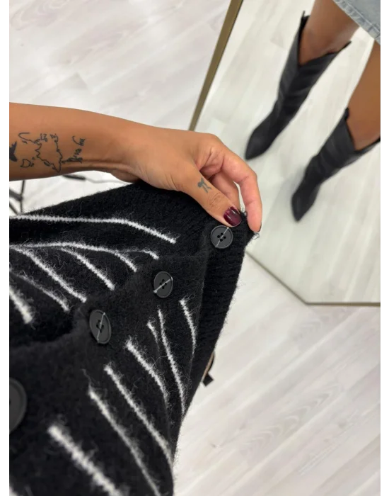 Çizgili Düğmeli Örme Yelek