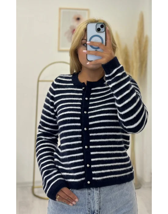 Koyu Lacivert üzerine beyaz çizgili, önü düğmeli, yuvarlak yaka, tüylü (fuzzy) triko hırka.