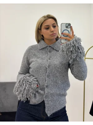 Püsküllü Hırka (Gri): Gri renkli, yakalı, manşetleri uzun püskül/saçak detaylı triko hırka/ceket.