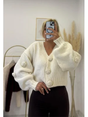 Büyük Ponponlu Ekru Crop Hırka – V Yaka Örgü Kazak