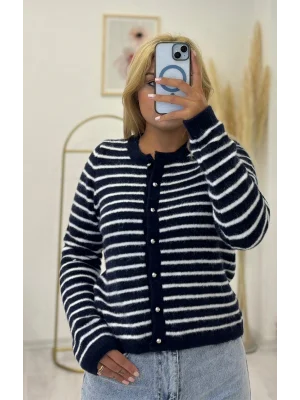 Koyu Lacivert üzerine beyaz çizgili, önü düğmeli, yuvarlak yaka, tüylü (fuzzy) triko hırka.