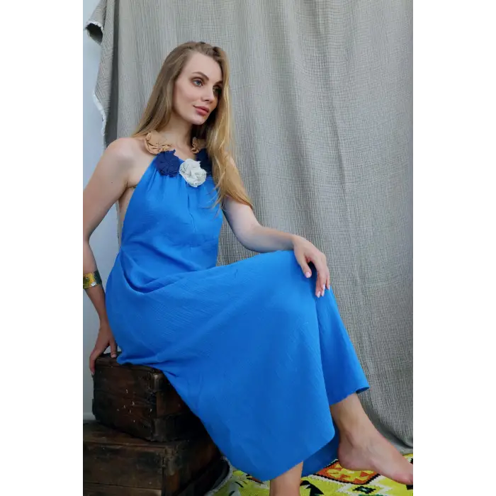 ALOHA YAKASI ÇİÇEK DETAYLI MÜSLİN ELBİSE