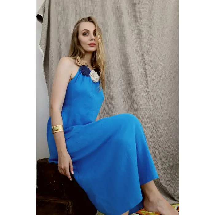 ALOHA YAKASI ÇİÇEK DETAYLI MÜSLİN ELBİSE