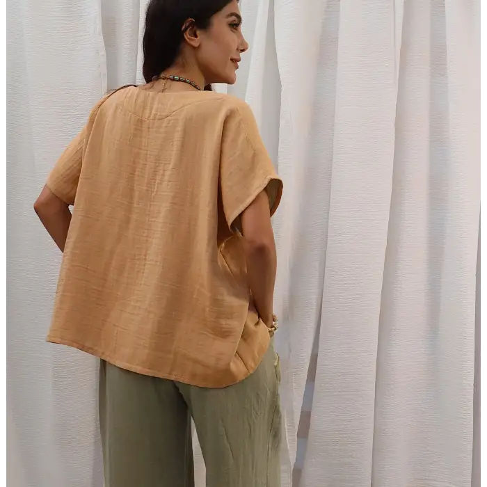 MİDYAT V YAKA PÜSKÜL DETAYLI MÜSLİN BLUZ / Hardal