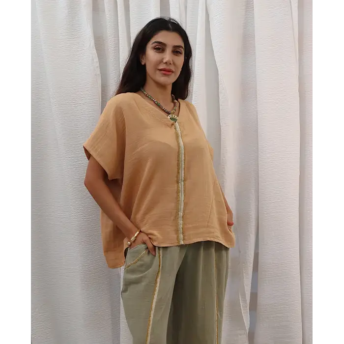 MİDYAT V YAKA PÜSKÜL DETAYLI MÜSLİN BLUZ / Hardal