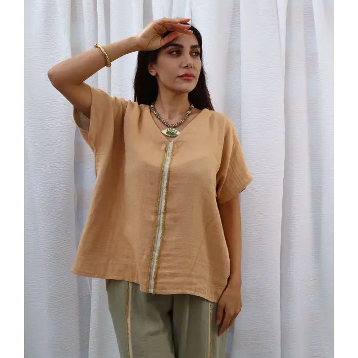 MİDYAT V YAKA PÜSKÜL DETAYLI MÜSLİN BLUZ / Hardal