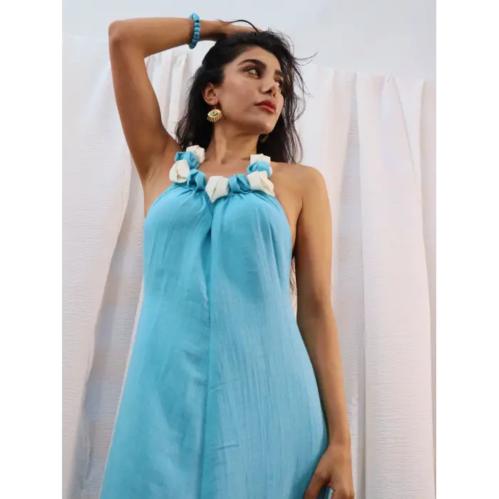 ALOHA YAKASI ÇİÇEK DETAYLI SIRT DEKOLTELİ MAKSİ MÜSLİN ELBİSE / Turkuaz