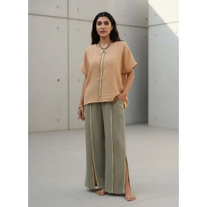 MİDYAT V YAKA PÜSKÜL DETAYLI MÜSLİN BLUZ / Hardal