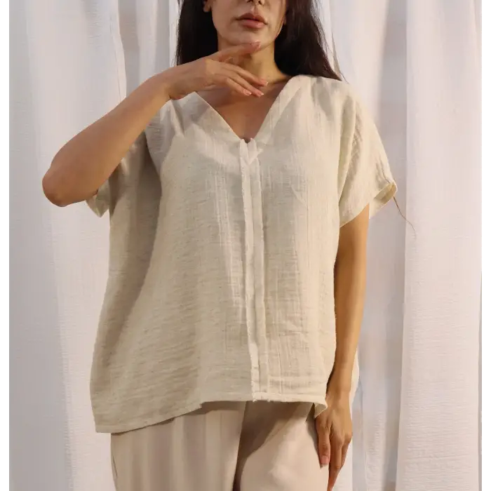 MİDYAT V YAKA PÜSKÜL DETAYLI MÜSLİN BLUZ / Keten