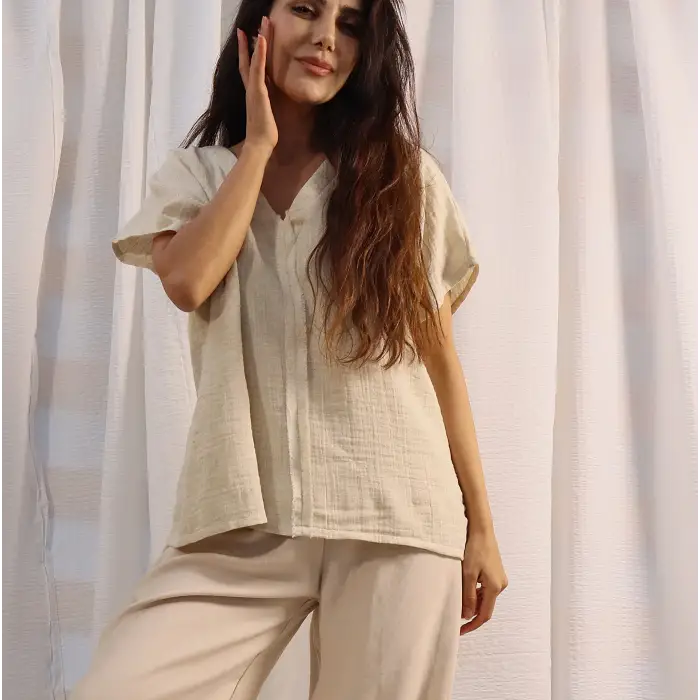MİDYAT V YAKA PÜSKÜL DETAYLI MÜSLİN BLUZ / Keten