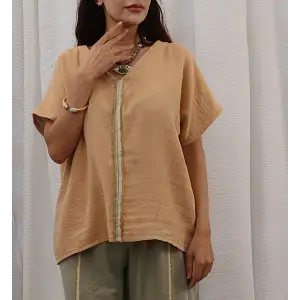 MİDYAT V YAKA PÜSKÜL DETAYLI MÜSLİN BLUZ / Hardal