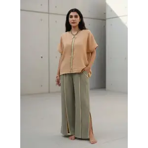 MİDYAT V YAKA PÜSKÜL DETAYLI MÜSLİN BLUZ / Hardal