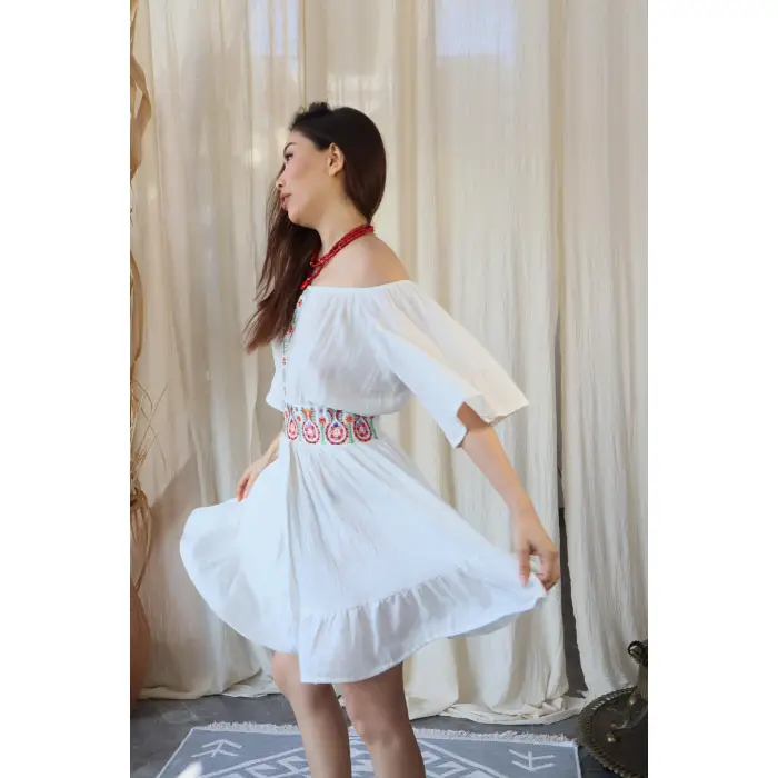 ZARİFE BELİ NAKIŞ DETAYLI MÜSLİN ELBİSE