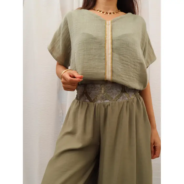 MİDYAT V YAKA PÜSKÜL DETAYLI MÜSLİN BLUZ / Yeşil