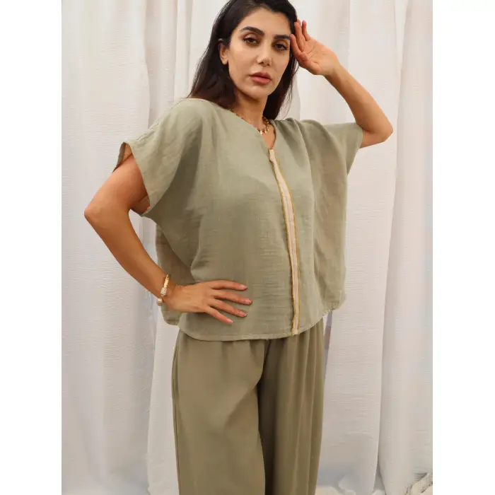 MİDYAT V YAKA PÜSKÜL DETAYLI MÜSLİN BLUZ / Yeşil