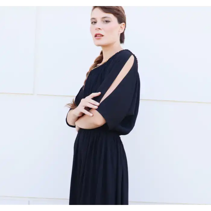 NEFERTİTİ YAKASI PÜSKÜL DETAYLI ELBİSE