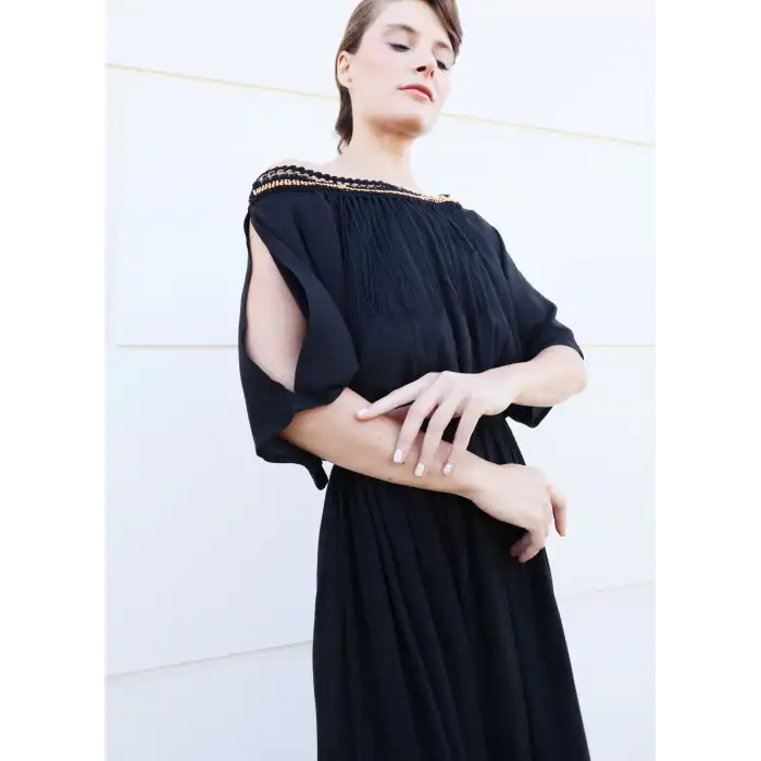 NEFERTİTİ YAKASI PÜSKÜL DETAYLI ELBİSE