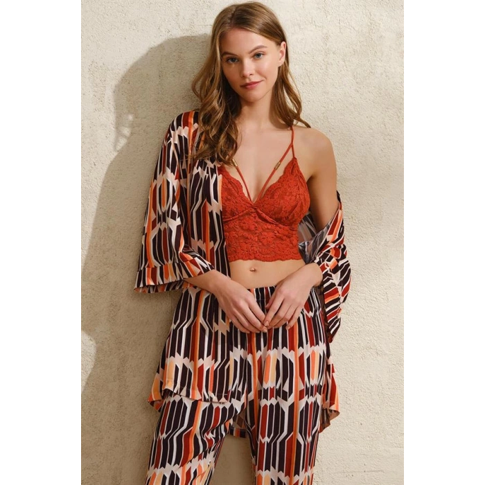 Dokuma Viskon Geometrik Baskılı Sabahlık Balensiz Desteksiz Dolgusuz Yaka Detaylı Dantelli Büstiyer Sütyen ve Pantolon Pijama 3lü Takım