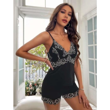 Beyaz Dantel İşlemeli Siyah İnce Askılı Saten Şortlu Takım