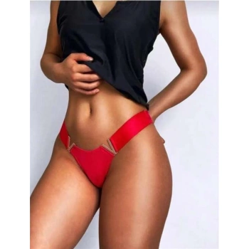 Kırmızı V Metal Aksesuarlı Fantezi String Tanga