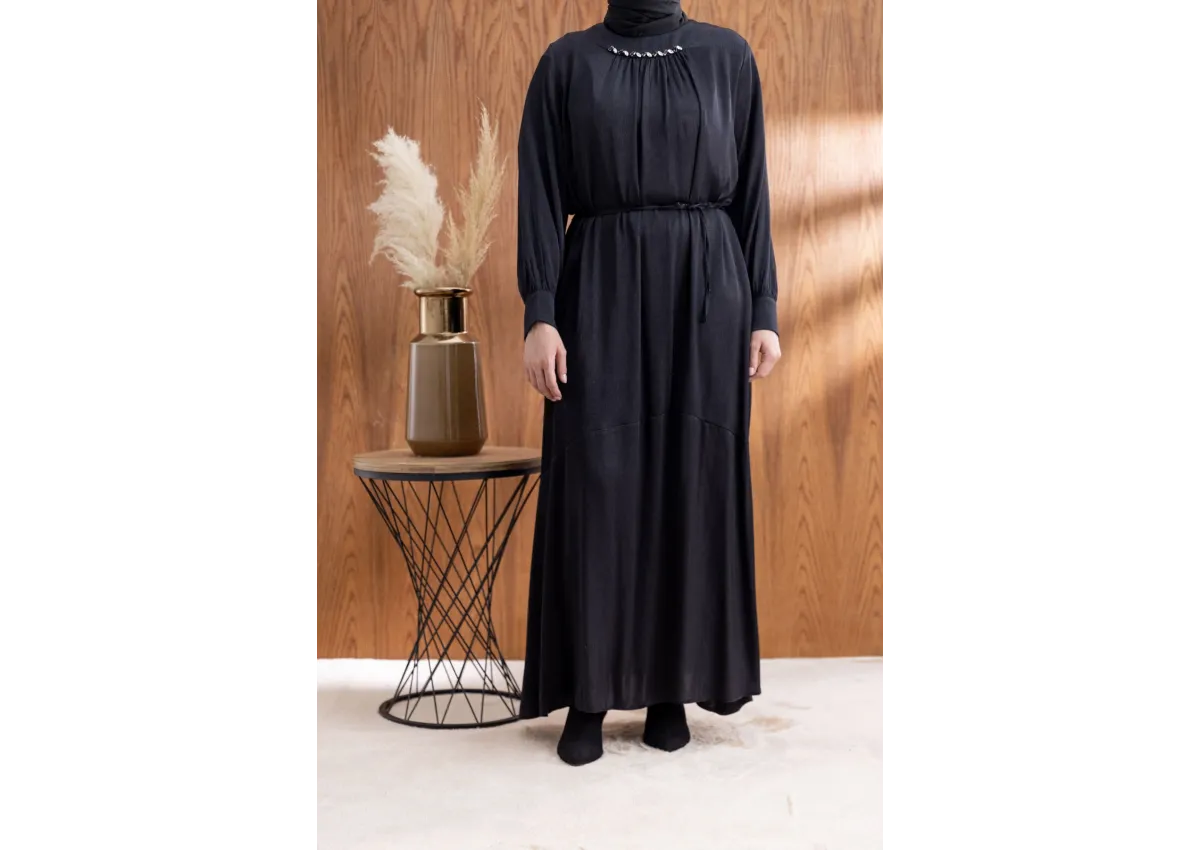 YAKASI BÜZGÜ VE TAŞ DETAYLI  ELBİSE - SİYAH - (Asorti: 46-52)