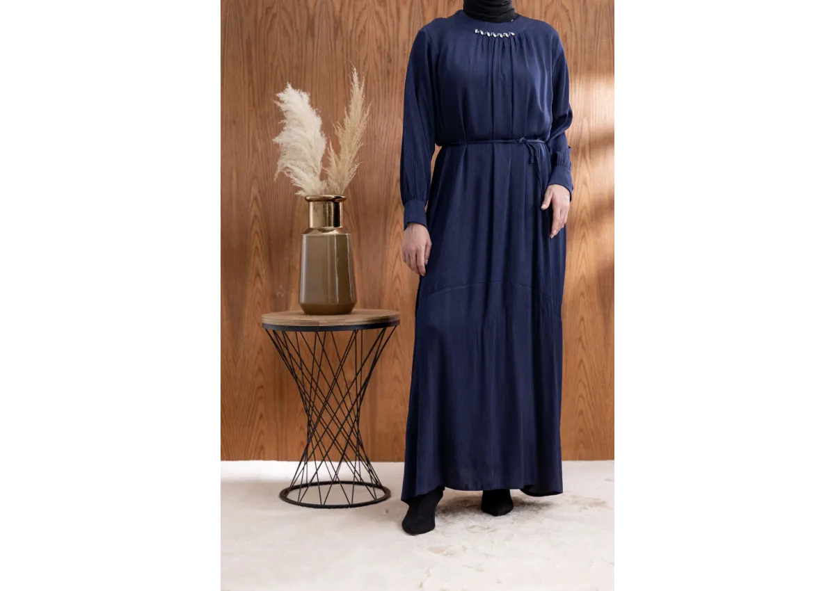 YAKASI BÜZGÜ VE TAŞ DETAYLI  ELBİSE - LACİVERT - (Asorti: 46-52)