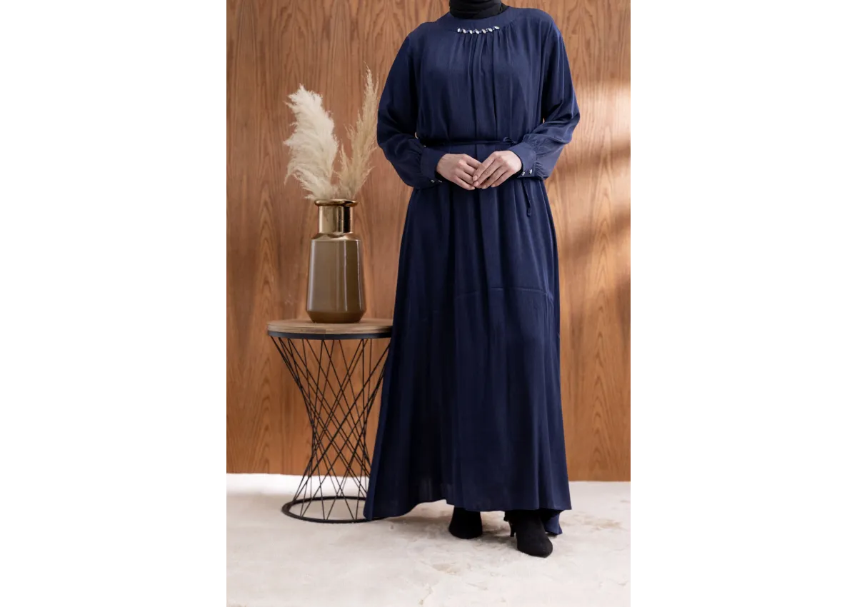 YAKASI BÜZGÜ VE TAŞ DETAYLI  ELBİSE - LACİVERT - (Asorti: 46-52)