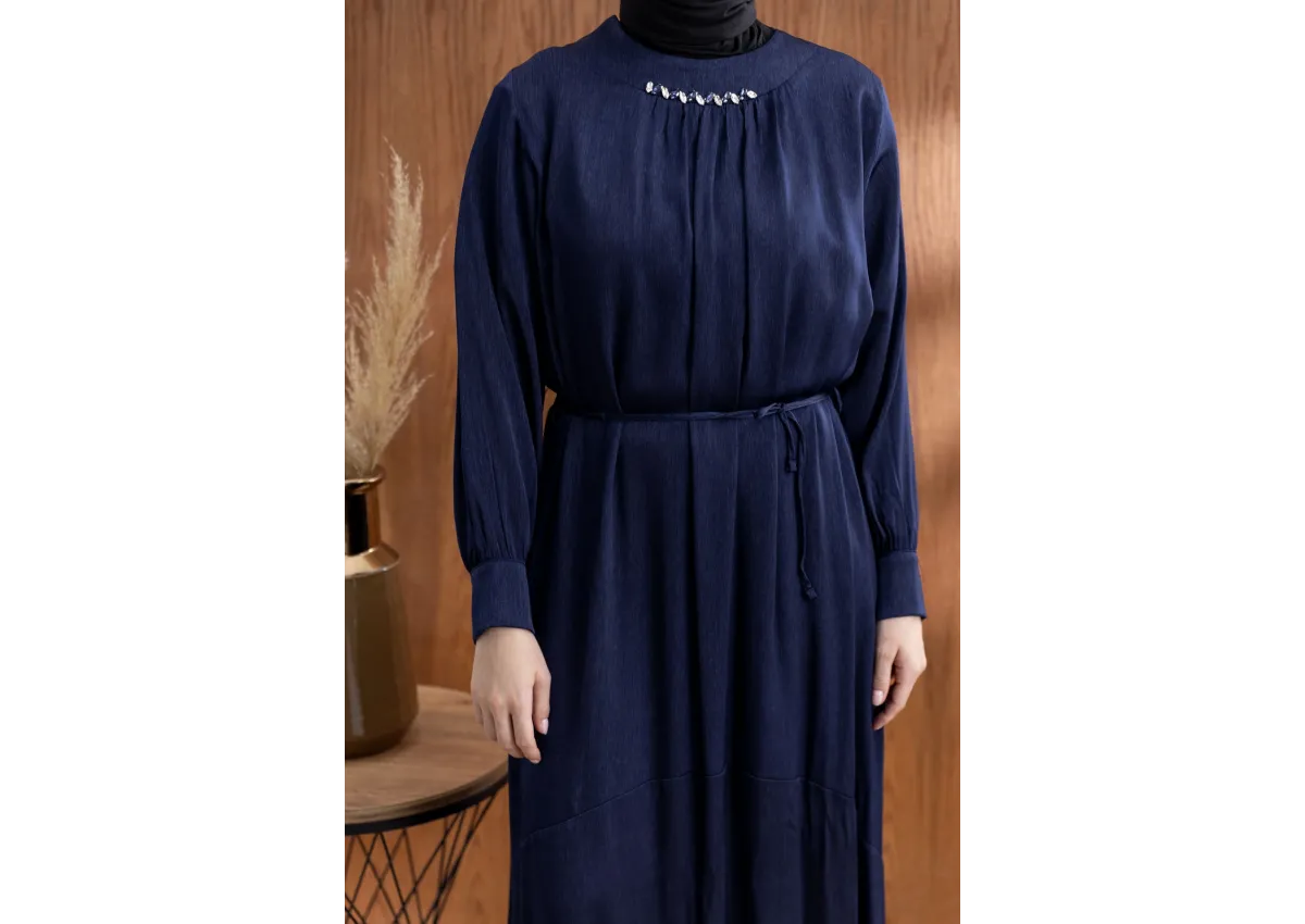 YAKASI BÜZGÜ VE TAŞ DETAYLI  ELBİSE - LACİVERT - (Asorti: 46-52)