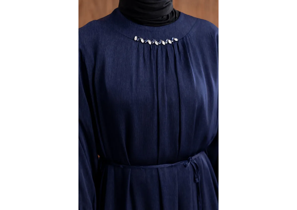 YAKASI BÜZGÜ VE TAŞ DETAYLI  ELBİSE - LACİVERT - (Asorti: 46-52)