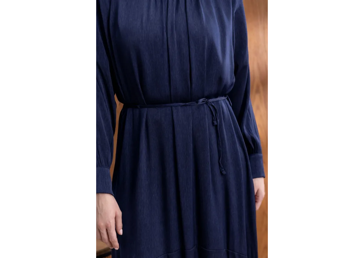 YAKASI BÜZGÜ VE TAŞ DETAYLI  ELBİSE - LACİVERT - (Asorti: 46-52)