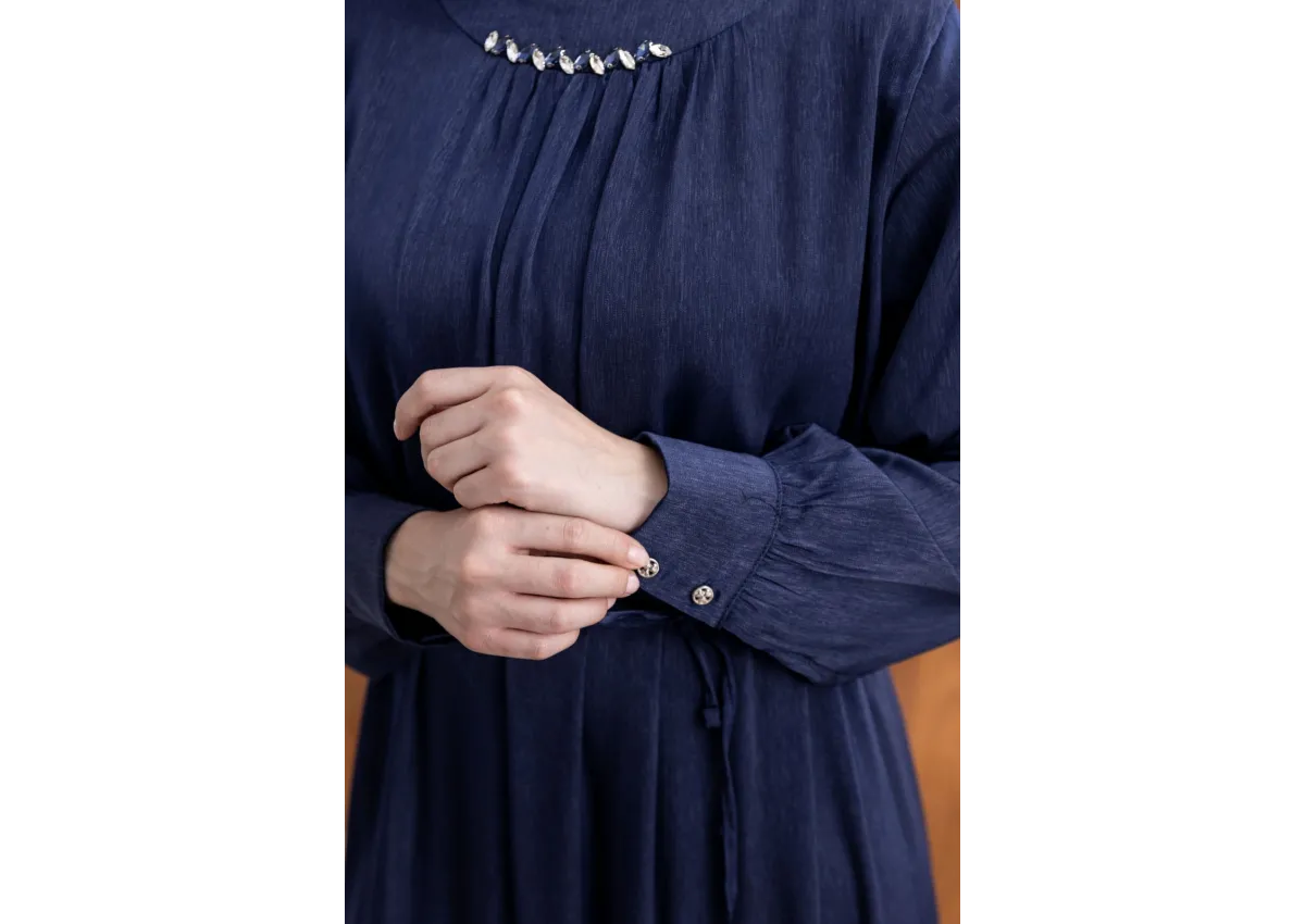 YAKASI BÜZGÜ VE TAŞ DETAYLI  ELBİSE - LACİVERT - (Asorti: 46-52)