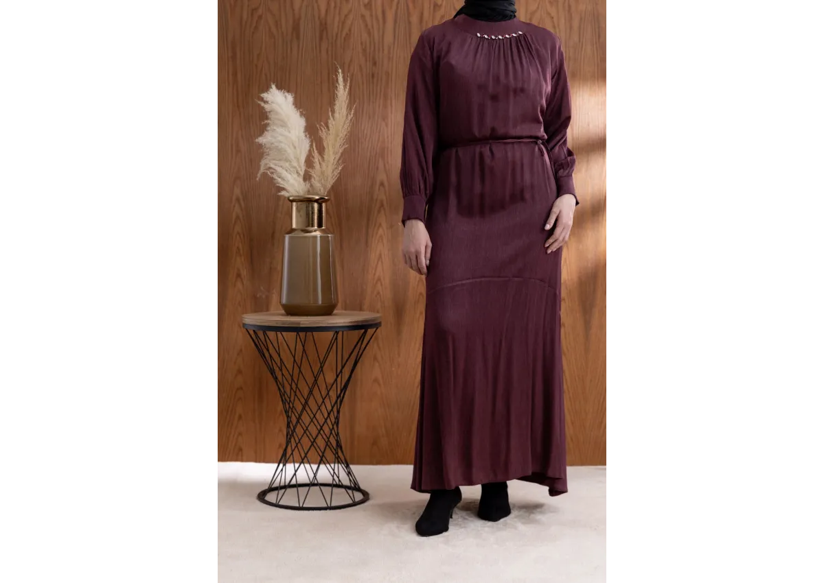 YAKASI BÜZGÜ VE TAŞ DETAYLI  ELBİSE - BORDO - (Asorti: 46-52)