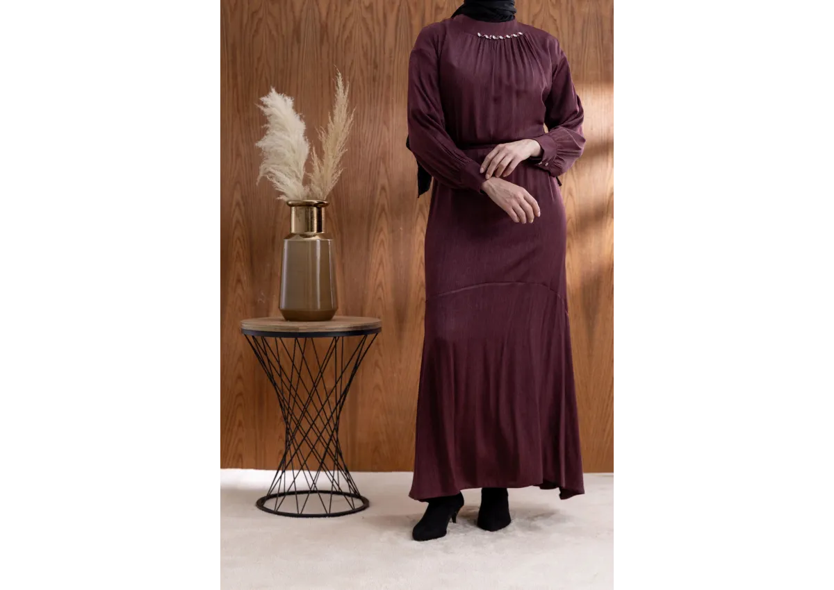 YAKASI BÜZGÜ VE TAŞ DETAYLI  ELBİSE - BORDO - (Asorti: 46-52)