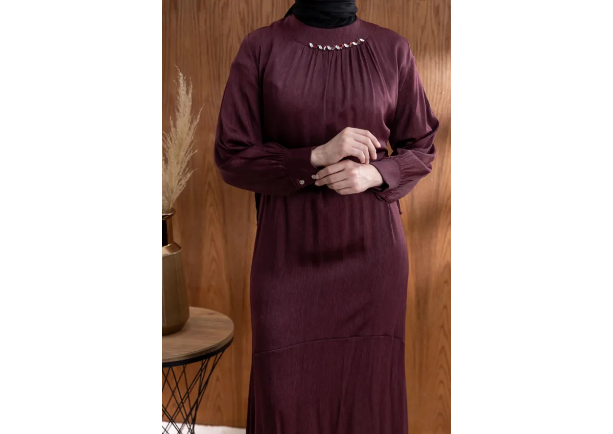 YAKASI BÜZGÜ VE TAŞ DETAYLI  ELBİSE - BORDO - (Asorti: 46-52)