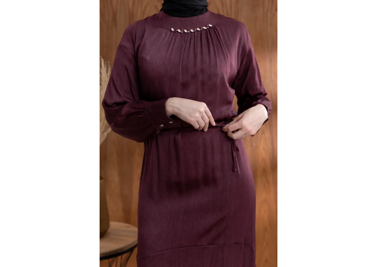 YAKASI BÜZGÜ VE TAŞ DETAYLI  ELBİSE - BORDO - (Asorti: 46-52)