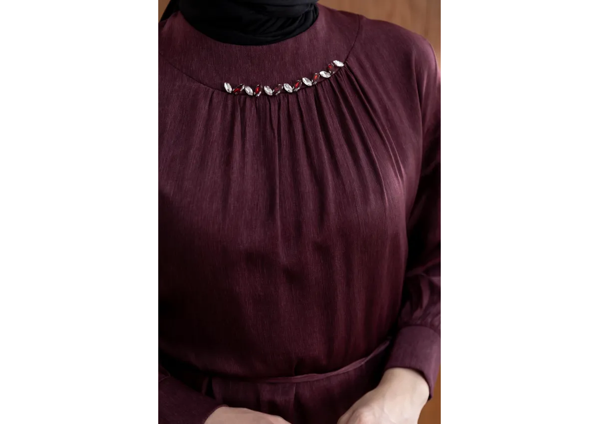 YAKASI BÜZGÜ VE TAŞ DETAYLI  ELBİSE - BORDO - (Asorti: 46-52)