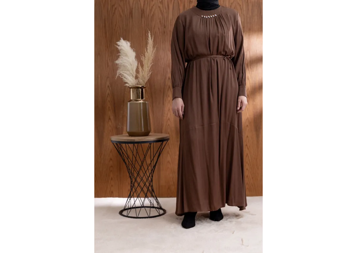 YAKASI BÜZGÜ VE TAŞ DETAYLI  ELBİSE - KAHVE - (Asorti: 46-52)